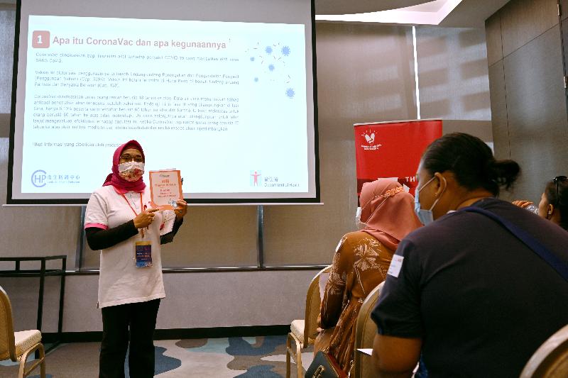 Some Indonesians in Hong Kong, under the arrangement of the Consulate General of the Republic of Indonesia in Hong Kong, today (August 1) received the Sinovac vaccine at a hotel in Causeway Bay through the Government's outreach vaccination service.
