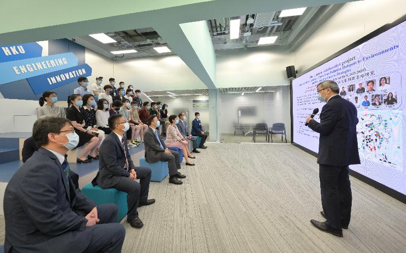 行政長官林鄭月娥今日（八月二日）到訪香港大學。圖示林鄭月娥（前排右三）聽取環境微生物組工程與技術實驗室人員介紹該實驗室多項開創性的研究工作。