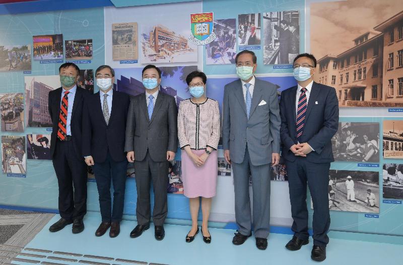 行政長官林鄭月娥今日（八月二日）到訪香港大學（港大）。圖示林鄭月娥（右三）與港大高層合照。