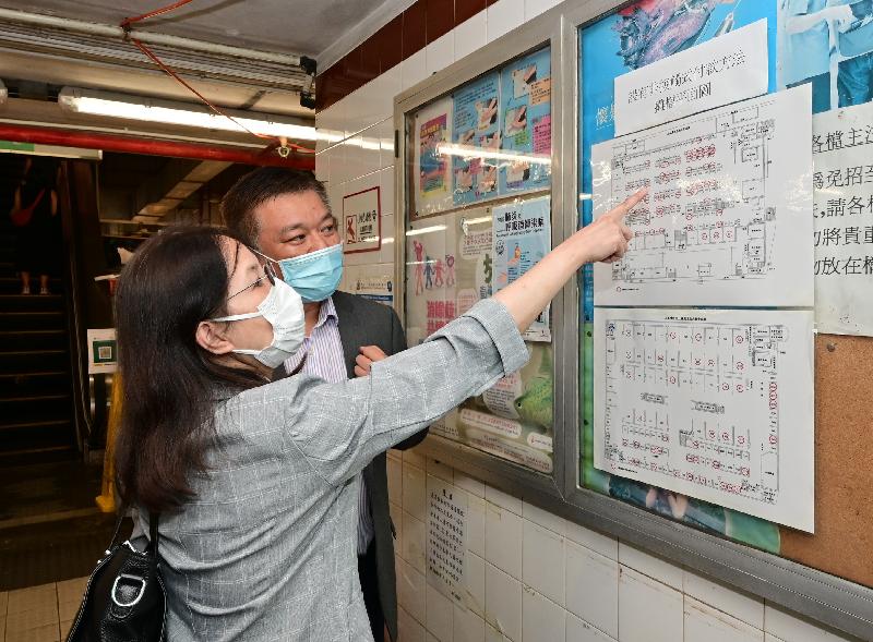 To enable members of the public to identify the markets stalls installed with contactless payment means, the Food and Environmental Hygiene Department has displayed floorplans of every floor at all of its markets, indicating the stall numbers and locations of the relevant market stalls. Photo shows Deputy Director of Food and Environmental Hygiene Miss Diane Wong (left), reviewing the display of the floorplans at To Kwa Wan Market yesterday (August 2).