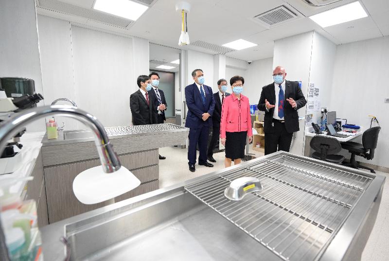 The Chief Executive, Mrs Carrie Lam, today (August 3) visited the City University of Hong Kong (CityU) Veterinary Medical Centre (VMC) in Sham Shui Po. Photo shows Mrs Lam (second right), accompanied by the Chairman of the Council of CityU, Mr Lester Huang (third left), and the President of CityU, Professor Way Kuo (fourth left), receiving a briefing from the Executive Director of the CityU VMC, Dr Duncan Hockley (first right), on the facilities of a treatment room.  