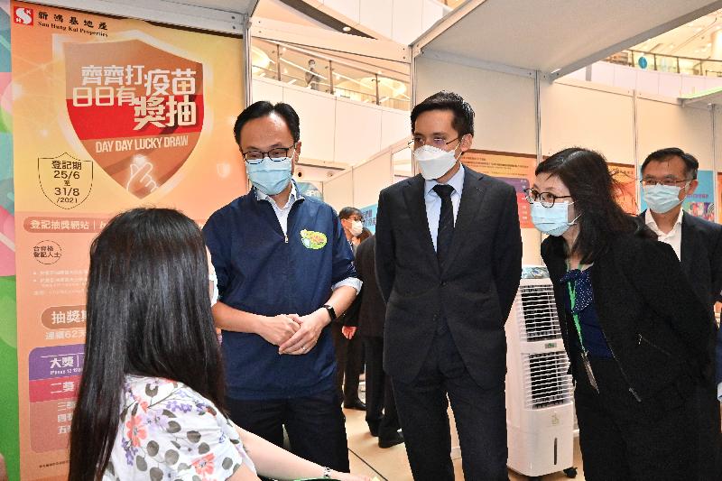 The Secretary for the Civil Service, Mr Patrick Nip, and Executive Director of Sun Hung Kai Properties Mr Christopher Kwok today (August 5) jointly viewed the administering of a COVID-19 vaccine at a temporary vaccination area set up at a large shopping mall in Kwun Tong by the Government's outreach vaccination service team. Photo shows Mr Nip (second left) and Mr Kwok (third left) chatting with a person who has received her vaccination.