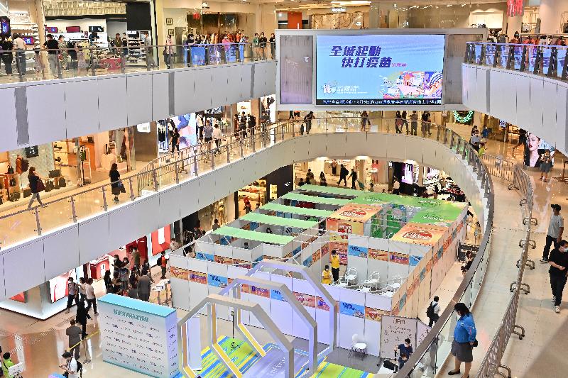 The Government's outreach vaccination team provided a vaccination service to tenants of a shopping mall and office complex at a temporary vaccination area set up in a large shopping mall in Kwun Tong today (August 5). The team also provided a walk-in service to let some members of the public receive the BioNTech vaccine without prior booking.