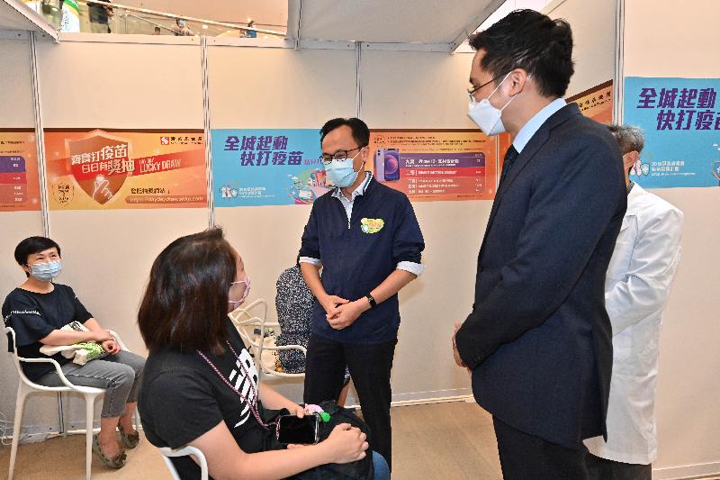 The Secretary for the Civil Service, Mr Patrick Nip, and Executive Director of Sun Hung Kai Properties Mr Christopher Kwok today (August 5) jointly viewed the administering of a COVID-19 vaccine at a temporary vaccination area set up at a large shopping mall in Kwun Tong by the Government's outreach vaccination service team. Photo shows Mr Nip (third right) and Mr Kwok (second right) chatting with persons who went to the location for vaccination.