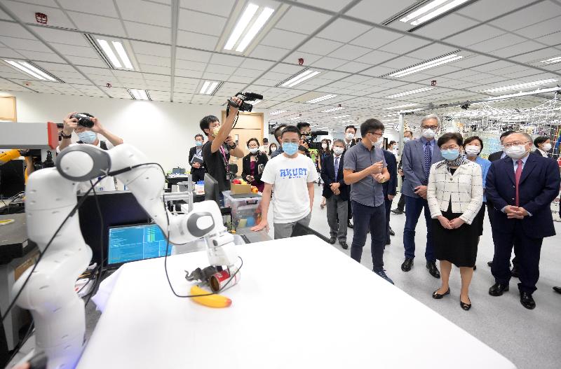 行政长官林郑月娥今日（八月六日）到访香港科技大学（科大）。图示林郑月娥（右三）在科大校董会主席廖长城（右一）和校长史维教授（右四）陪同下，参观郑家纯机器人研究所。