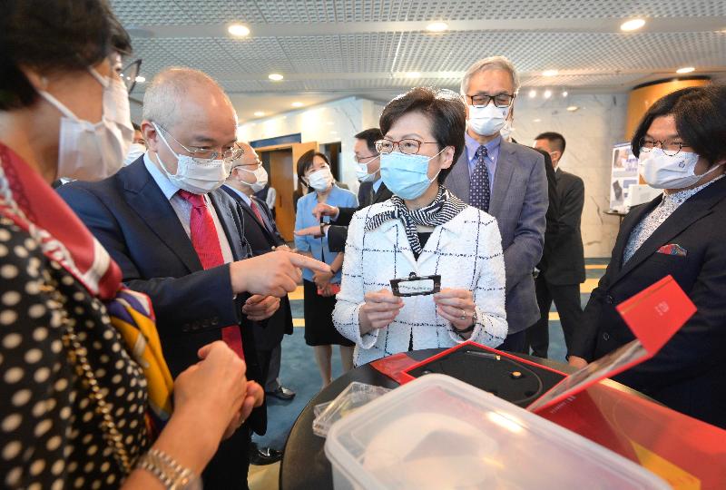 The Chief Executive, Mrs Carrie Lam, today (August 6) visited the Hong Kong University of Science and Technology (HKUST). Photo shows Mrs Lam (third left), accompanied by the President of HKUST, Professor Wei Shyy (second right), receiving a briefing from a HKUST research team on an intelligent hearing aid developed by it.