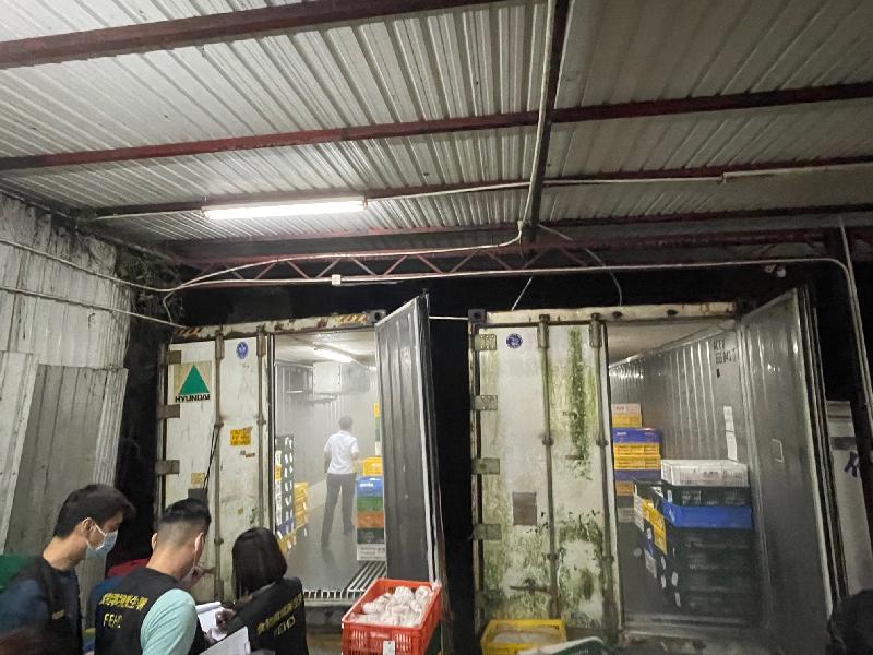 The Food and Environmental Hygiene Department today (August 6) raided an unlicensed cold store at Kwu Tung, North District .