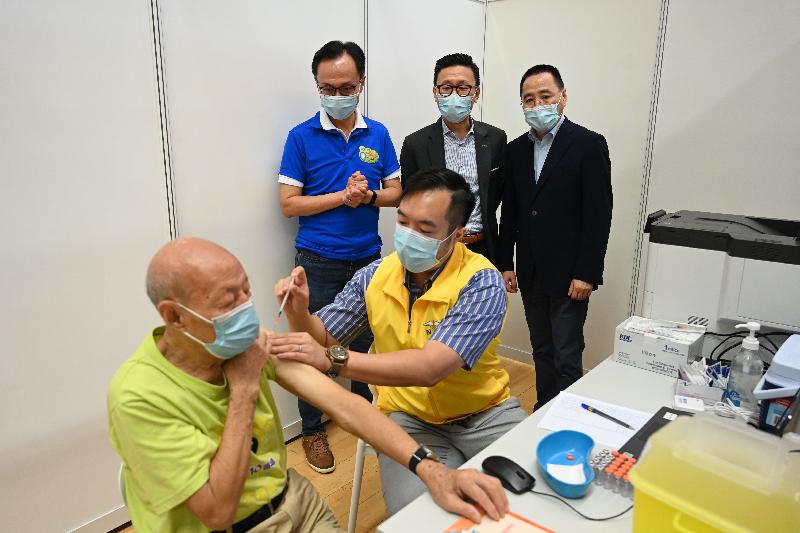 The Secretary for the Civil Service, Mr Patrick Nip (second left), attended a health talk and vaccination event at Cheung Sha Wan Sports Centre organised by a group in the district today (August 7). He encouraged elderly persons to learn more about the benefits and importance of receiving COVID-19 vaccination and get vaccinated as early as possible. Picture shows a 91-year-old senior citizen receiving a Sinovac vaccine. He and his wife joined the health talk and received vaccination together.

