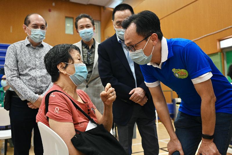 The Secretary for the Civil Service, Mr Patrick Nip, attended a health talk and vaccination event for the elderly organised by a district group in Sham Shui Po at Cheung Sha Wan Sports Centre today (August 7). Photo shows Mr Nip (right) chatting with a senior citizen who went to the location for vaccination. Looking on are representatives from the organising district organisation.

