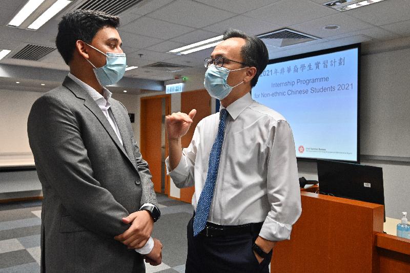 The Secretary for the Civil Service, Mr Patrick Nip, today (August 9) met with non-ethnic Chinese students participating in a government internship programme to learn about their internship experience and takeaways. Photo shows Mr Nip (right) chatting with a Bangladeshi intern, Mr Mahadee Syed Lutfe (left).
