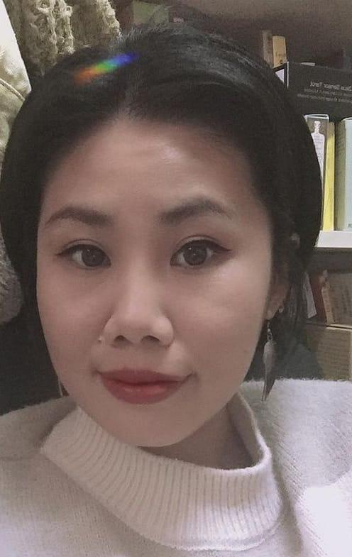 Chung Tsz-ling, aged 34, is about 1.6 metres tall, 48 kilograms in weight and of medium build. She has a long face with yellow complexion and short black hair. She was last seen wearing a light-coloured short-sleeved shirt, blue jeans, white sports shoes and dark-coloured baseball cap.
