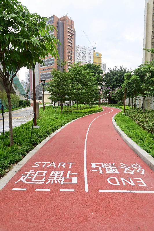 The newly built Kai Tak East Park in Wong Tai Sin District managed by the Leisure and Cultural Services Department will open for public use from tomorrow (August 11). Located at Sze Mei Street in San Po Kong, the park will be a pleasant and relaxing leisure space for residents nearby. Photo shows the jogging track in the park.