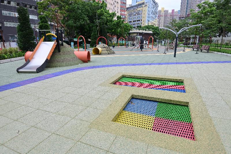 The newly built Kai Tak East Park in Wong Tai Sin District managed by the Leisure and Cultural Services Department will open for public use from tomorrow (August 11). Located at Sze Mei Street in San Po Kong, the park will be a pleasant and relaxing leisure space for residents nearby. Photo shows the children's play area "Rainbow Jungle" in the park.