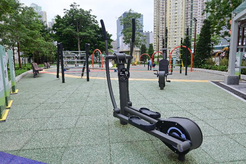 The newly built Kai Tak East Park in Wong Tai Sin District managed by the Leisure and Cultural Services Department will open for public use from tomorrow (August 11). Located at Sze Mei Street in San Po Kong, the park will be a pleasant and relaxing leisure space for residents nearby. Photo shows the fitness corner in the park.