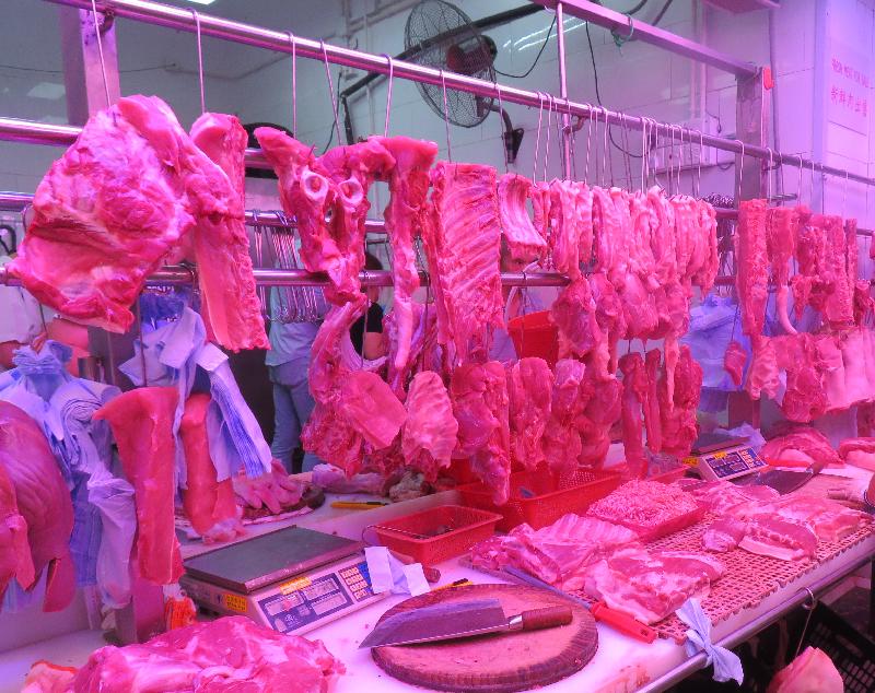 食物环境卫生署今日（八月十日）联同香港海关在北角春秧街向怀疑以冰鲜肉冒充新鲜肉出售的新鲜粮食店采取突击行动。图示检获的怀疑冰鲜肉。