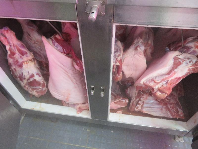 食物环境卫生署今日（八月十日）联同香港海关在北角春秧街向怀疑以冰鲜肉冒充新鲜肉出售的新鲜粮食店采取突击行动。图示检获的怀疑冰鲜肉。