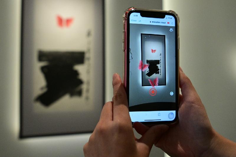 An exhibition entitled "When Form Matters: Following the Path of Lui Shou-kwan to Zen Painting" will be held from tomorrow (August 13) at the Hong Kong Museum of Art. Multimedia elements have been included in the exhibition. Picture shows that visitors can scan a QR code to add special filter effects of flying butterflies on photos taken.