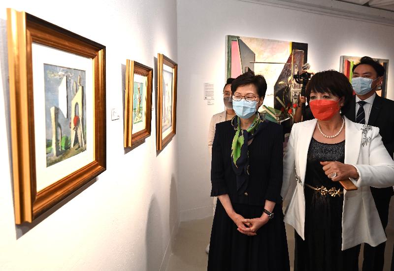 行政長官林鄭月娥今日（八月十二日）出席「光的足跡」法國藝術展開幕典禮。圖示林鄭月娥（左）參觀展品。