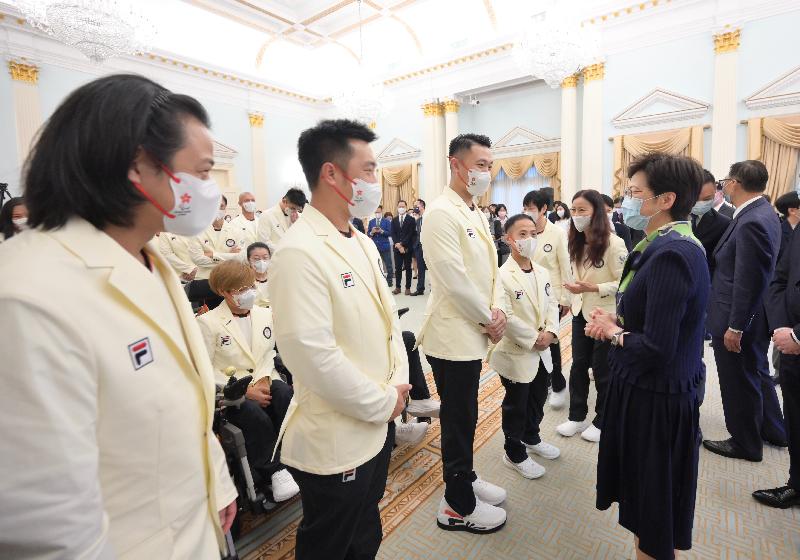 行政長官林鄭月娥今日（八月十二日）在禮賓府出席東京2020殘疾人奧運會中國香港代表團授旗典禮。圖示林鄭月娥（前排右一）在授旗典禮上與代表團成員交談。