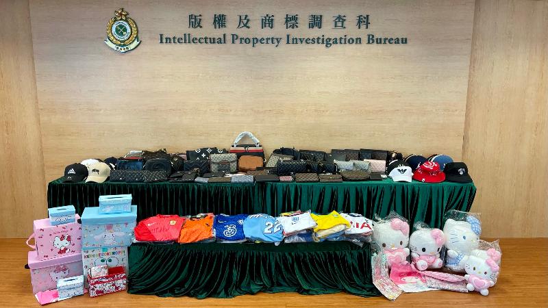 香港海关昨日（八月十二日）在旺角采取特别行动，打击售卖冒牌物品活动，检获约三千七百件怀疑冒牌物品，估计市值约四十万元。图示部分检获的怀疑冒牌物品。