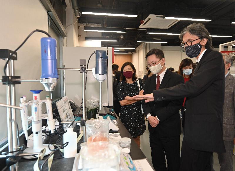 The Secretary for Innovation and Technology, Mr Alfred Sit (centre), receives a briefing by the Chief Executive Officer of the Hong Kong Research Institute of Textiles and Apparel (HKRITA), Mr Edwin Keh (right), on a post-treatment method which removes indigo blue colour of denim plant wastewater by using macroalgae with sunlight during his visit to the HKRITA today (August 13). Looking on is the Chairman of the HKRITA, Ms Teresa Yang (left).