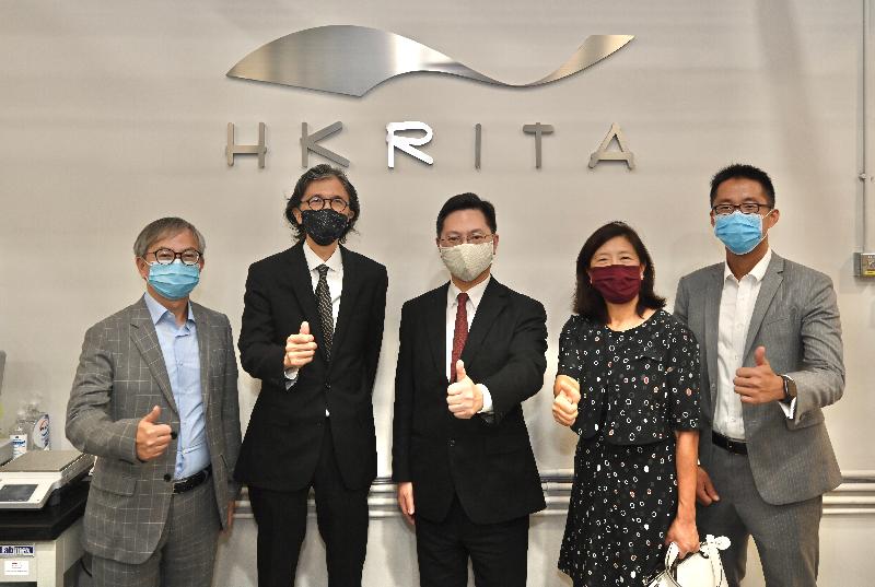 The Secretary for Innovation and Technology, Mr Alfred Sit (centre), is pictured with the Chairman of the Hong Kong Research Institute of Textiles and Apparel (HKRITA), Ms Teresa Yang (second right); the Chief Executive Officer of the HKRITA, Mr Edwin Keh (second left); the Under Secretary for Innovation and Technology, Dr David Chung (first left); and the Assistant Commissioner for Innovation and Technology (Funding Schemes), Mr Indiana Wong (first right), during his visit to the HKRITA today (August 13).