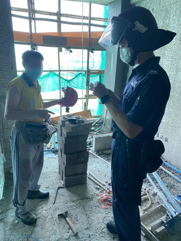 The Immigration Department mounted a series of territory-wide anti-illegal worker operations codenamed "Twilight" and "Rally" from August 9 to yesterday (August 12). Photo shows ImmD officers conducting proof of identity checks at a construction site.