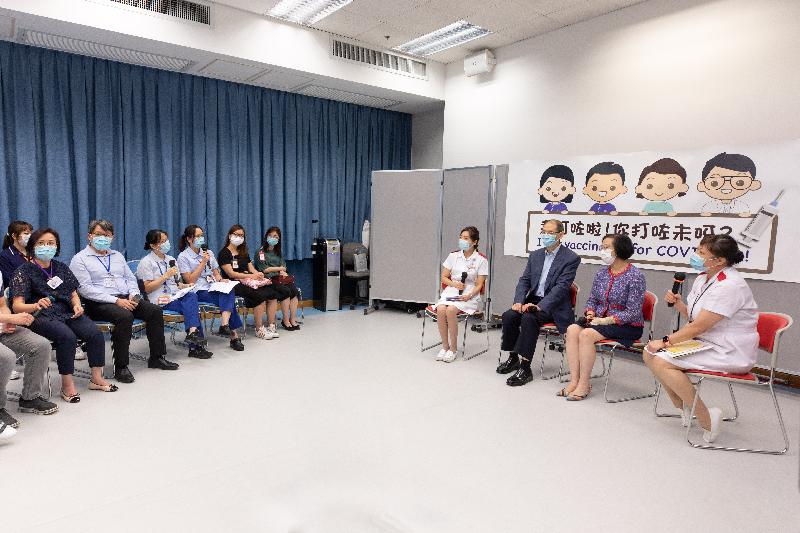 The Secretary for Food and Health, Professor Sophia Chan, paid a visit to the School of General Nursing at Queen Elizabeth Hospital today (August 13). Photo shows Professor Chan (second right) talking with representatives of Kowloon Central Cluster.