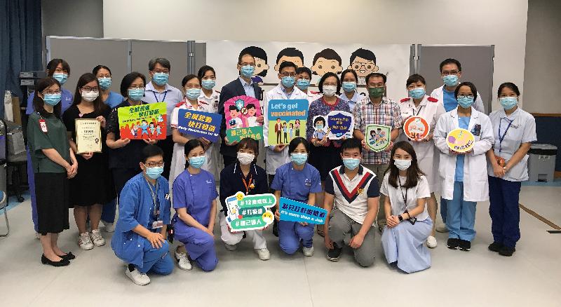 The Secretary for Food and Health, Professor Sophia Chan, paid a visit to the School of General Nursing at Queen Elizabeth Hospital today (August 13). Photo shows Professor Chan (middle row, fifth right); the Cluster Chief Executive of Kowloon Central Cluster, Dr Albert Lo (middle row, fifth left); COVID-19 recovery patient Eddy (middle row, fourth right) and other frontline healthcare workers.