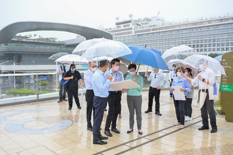 The Chief Executive, Mrs Carrie Lam, today (August 13) inspected the Kai Tak Development Area. Photo shows Mrs Lam (sixth left), accompanied by the Director of Civil Engineering and Development, Mr Ricky Lau (fourth left), touring the Kai Tak Sky Garden built at the former runway of Kai Tak.