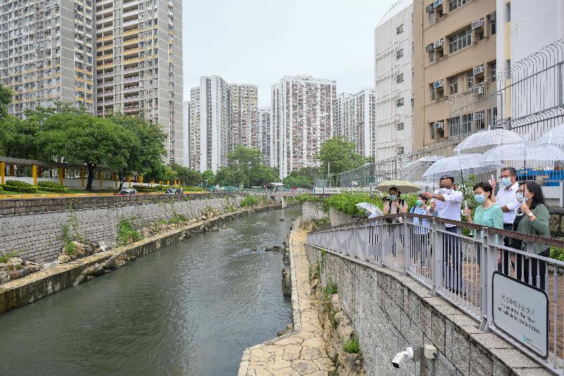 The Chief Executive, Mrs Carrie Lam, today (August 13) inspected the Kai Tak Development Area. Photo shows Mrs Lam (third right), accompanied by the Secretary for Development, Mr Michael Wong (second right), and the Director of Drainage Services, Ms Alice Pang (first right), inspecting the Kai Tak River (Wong Tai Sin section), where improvement works have been completed.