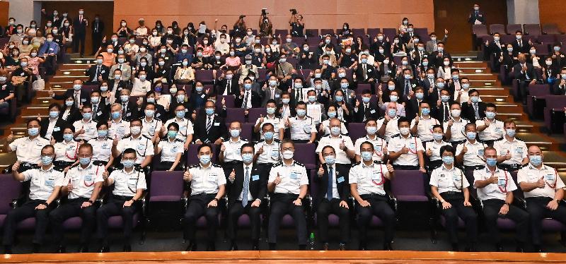 Forty citizens who had helped the Police fight crime were commended at the Good Citizen Award Presentation Ceremony today (August 14). Picture shows the Commissioner of Police, Mr Siu Chak-yee (front row, centre); member of the Fight Crime Committee, Mr Pang Wing-seng (front row, fifth left), and the Deputy Chief Executive Officer, Policy and Business Development of Hong Kong General Chamber of Commerce, Mr Watson Chan (front row, fifth right), in a group photo with the awardees and guests.