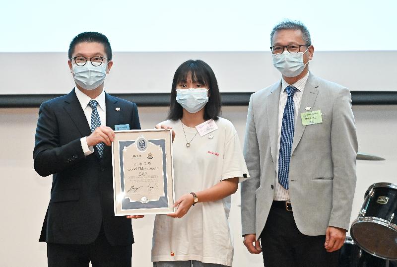 Forty citizens who had helped the Police fight crime were commended at the Good Citizen Award Presentation Ceremony today (August 14). Picture shows member of the Fight Crime Committee, Mr Pang Wing-seng (first left), presenting the Good Citizen Award to Ms Liu Wing-yan, the youngest awardee at the ceremony.
