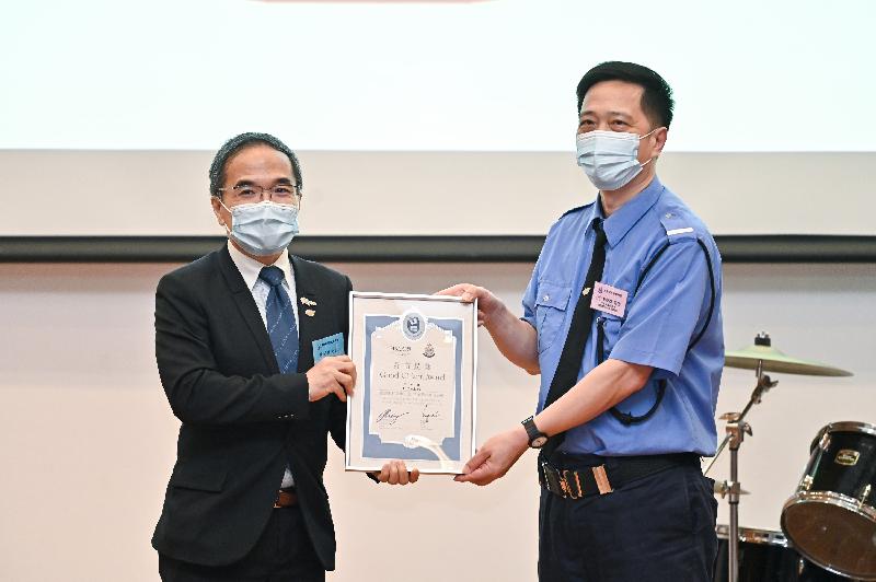 Forty citizens who had helped the Police fight crime were commended at the Good Citizen Award Presentation Ceremony today (August 14). Picture shows the Deputy Chief Executive Officer, Policy and Business Development of Hong Kong General Chamber of Commerce, Mr Watson Chan, presenting the Good Citizen Award to Mr Li Cheuk-fai, a security guard.