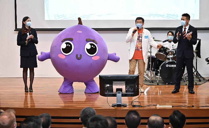 Forty citizens who had helped the Police fight crime were commended at the Good Citizen Award Presentation Ceremony today (August 14). Picture shows the Force's anti-scam mascot, "The Little Grape" and artiste Woo Fung (second right) performing at the ceremony to disseminate anti-deception messages to members of the public.