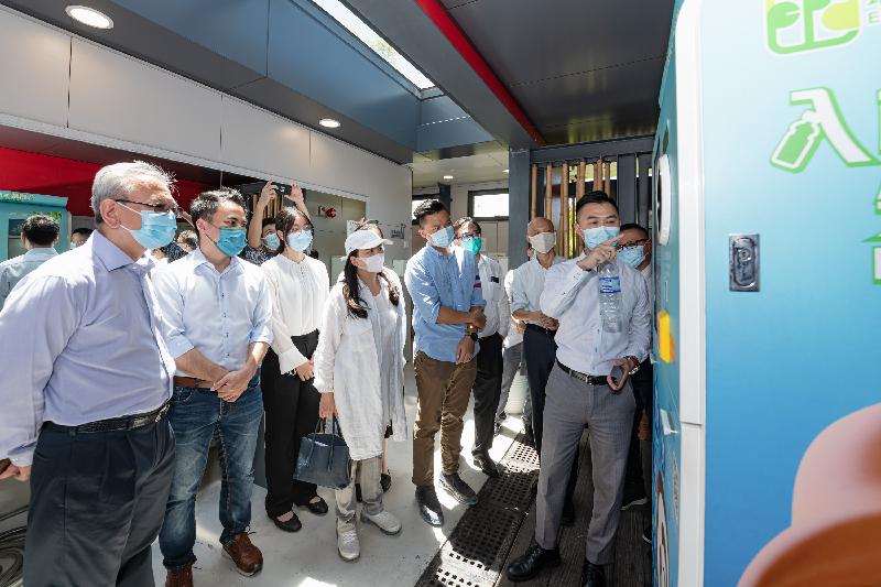 The Legislative Council Panel on Environmental Affairs today (August 17) visits GREEN@TUEN MUN Recycling Station and observes a demonstration of reverse vending machine by staff.