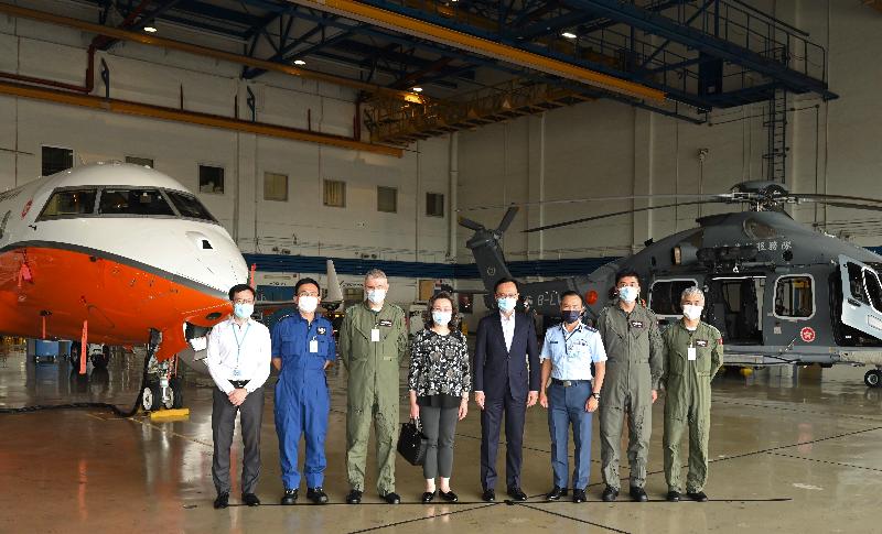 The Secretary for the Civil Service, Mr Patrick Nip, visited the Government Flying Service (GFS) today (August 18). Photo shows Mr Nip (fourth right); the Permanent Secretary for the Civil Service, Mrs Ingrid Yeung (fourth left); the Controller of the GFS, Captain West Wu (third right); the Chief Pilot (Operations) of the GFS, Captain James Sze (second right); the Chief Pilot (Training and Standards) of the GFS, Captain Trevor Keith Marshall (third left); the Chief Pilot (Corporate Safety) of the GFS, Captain Karl Chan (first right); and the Chief Aircraft Engineer of the GFS, Mr Sunny Suen (second left).