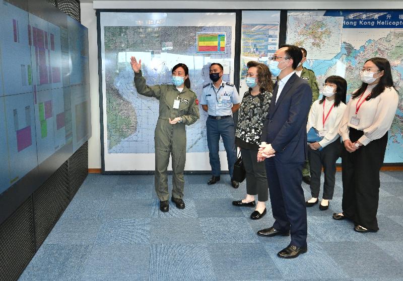 The Secretary for the Civil Service, Mr Patrick Nip, visited the Government Flying Service (GFS) today (August 18). Photo shows Mr Nip (fourth left) being briefed about the work of the Air Command and Control Centre. Also present are the Permanent Secretary for the Civil Service, Mrs Ingrid Yeung (third left); the Controller of the GFS, Captain West Wu (second left); and two participants of "Be a Government Official for a Day" Programme 2021 (first and second right).