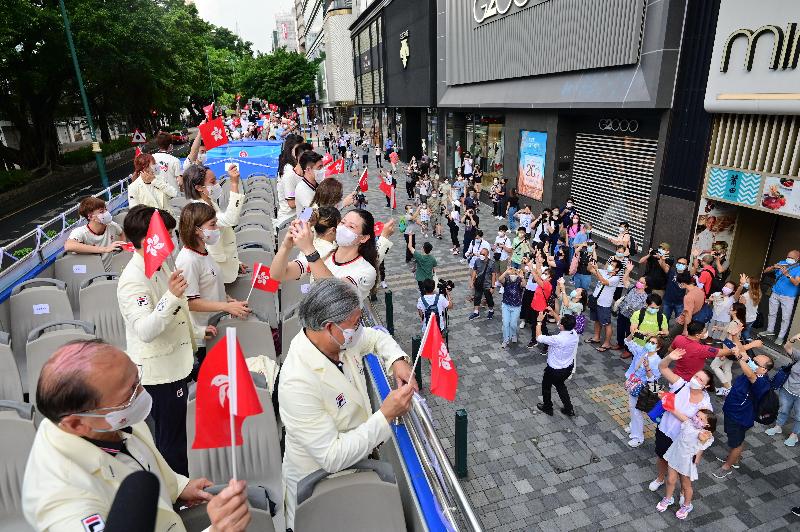 The Hong Kong Special Administrative Region Government and the Sports Federation & Olympic Committee of Hong Kong, China arranged a bus parade and Welcome Home Reception today (August 19) for the Hong Kong, China Delegation to the Tokyo 2020 Olympic Games. Photo shows athletes and other Delegation members in the bus parade waving at members of the public along the parade route. 