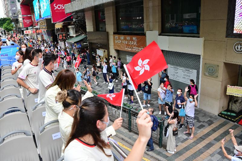The Hong Kong Special Administrative Region Government and the Sports Federation & Olympic Committee of Hong Kong, China arranged a bus parade and Welcome Home Reception today (August 19) for the Hong Kong, China Delegation to the Tokyo 2020 Olympic Games. Photo shows athletes in the bus parade waving at members of the public along the parade route.