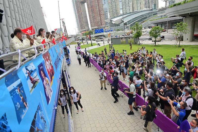 The Hong Kong Special Administrative Region Government and the Sports Federation & Olympic Committee of Hong Kong, China arranged a bus parade and Welcome Home Reception today (August 19) for the Hong Kong, China Delegation to the Tokyo 2020 Olympic Games. Photo shows athletes and other Delegation members in the bus parade waving at members of the public.