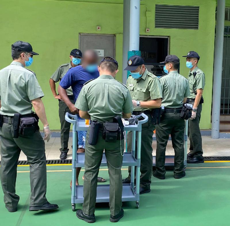 The Correctional Services Department today (August 19) launched an operation to combat illicit collective activities of detainees at Tai Tam Gap Correctional Institution. Photo shows correctional officers conducting a search.