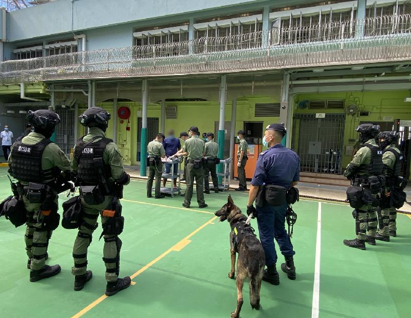 The Correctional Services Department today (August 19) launched an operation to combat illicit collective activities of detainees at Tai Tam Gap Correctional Institution. Photo shows members of the Regional Response Team, the Dog Unit and other reinforcement teams being deployed as backup at Tai Tam Gap Correctional Institution.