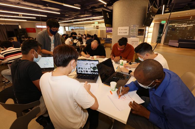 「城市創科大挑戰」大學／大專組和公開組入圍參賽者參加麻省理工學院香港創新中心主持的培訓工作坊，包括進行一分鐘簡報的練習。