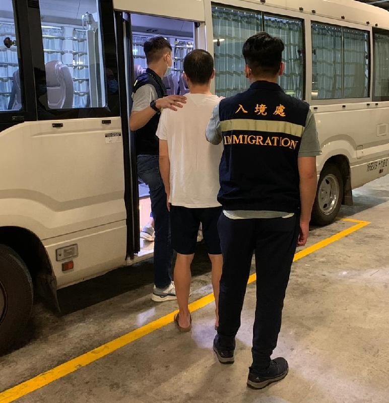 The Immigration Department mounted territory-wide anti-illegal worker operations codenamed "Twilight" on August 16 and 18 and yesterday (August 19). Photo shows a suspected illegal worker arrested during the operations.