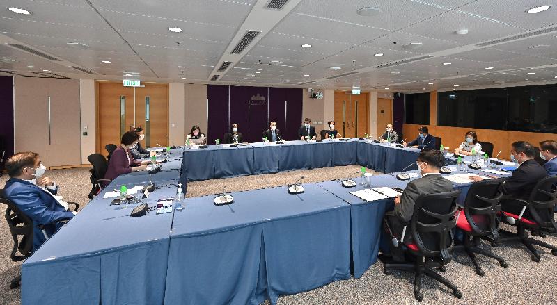 Members of the Legislative Council Panel on Administration of Justice and Legal Services today (August 20) visited the West Kowloon Law Courts Building and had a short meeting with members of the Judiciary to exchange views on topical issues relating to administration of justice.
