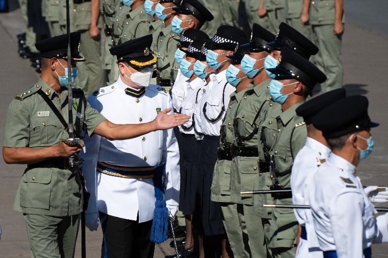 The Correctional Services Department (CSD) held a passing-out parade at the Staff Training Institute in Stanley today (August 20). Photo shows the Assistant Commissioner (Rehabilitation) of the CSD, Mr Wan Ming-ki, inspecting a contingent of graduates.