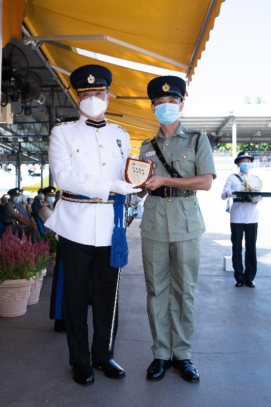 The Correctional Services Department (CSD) held a passing-out parade at the Staff Training Institute in Stanley today (August 20). Photo shows the Assistant Commissioner (Rehabilitation) of the CSD, Mr Wan Ming-ki (left), presenting a Best Recruit Award, the Principal's Shield, to Officer Mr Sit Tsz-shun.