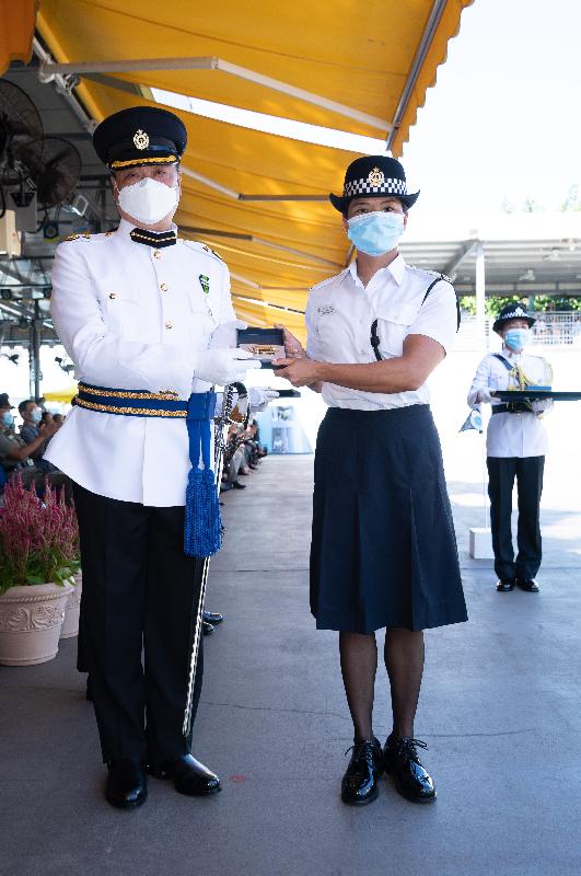 The Correctional Services Department (CSD) held a passing-out parade at the Staff Training Institute in Stanley today (August 20). Photo shows the Assistant Commissioner (Rehabilitation) of the CSD, Mr Wan Ming-ki (left), presenting a Best Recruit Award, the Golden Whistle, to Assistant Officer II Ms Wong Ka-yuk.