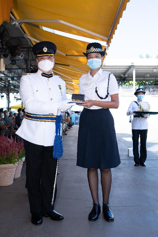 The Correctional Services Department (CSD) held a passing-out parade at the Staff Training Institute in Stanley today (August 20). Photo shows the Assistant Commissioner (Rehabilitation) of the CSD, Mr Wan Ming-ki (left), presenting a Best Recruit Award, the Golden Whistle, to Assistant Officer II Ms Yip Ching-man.